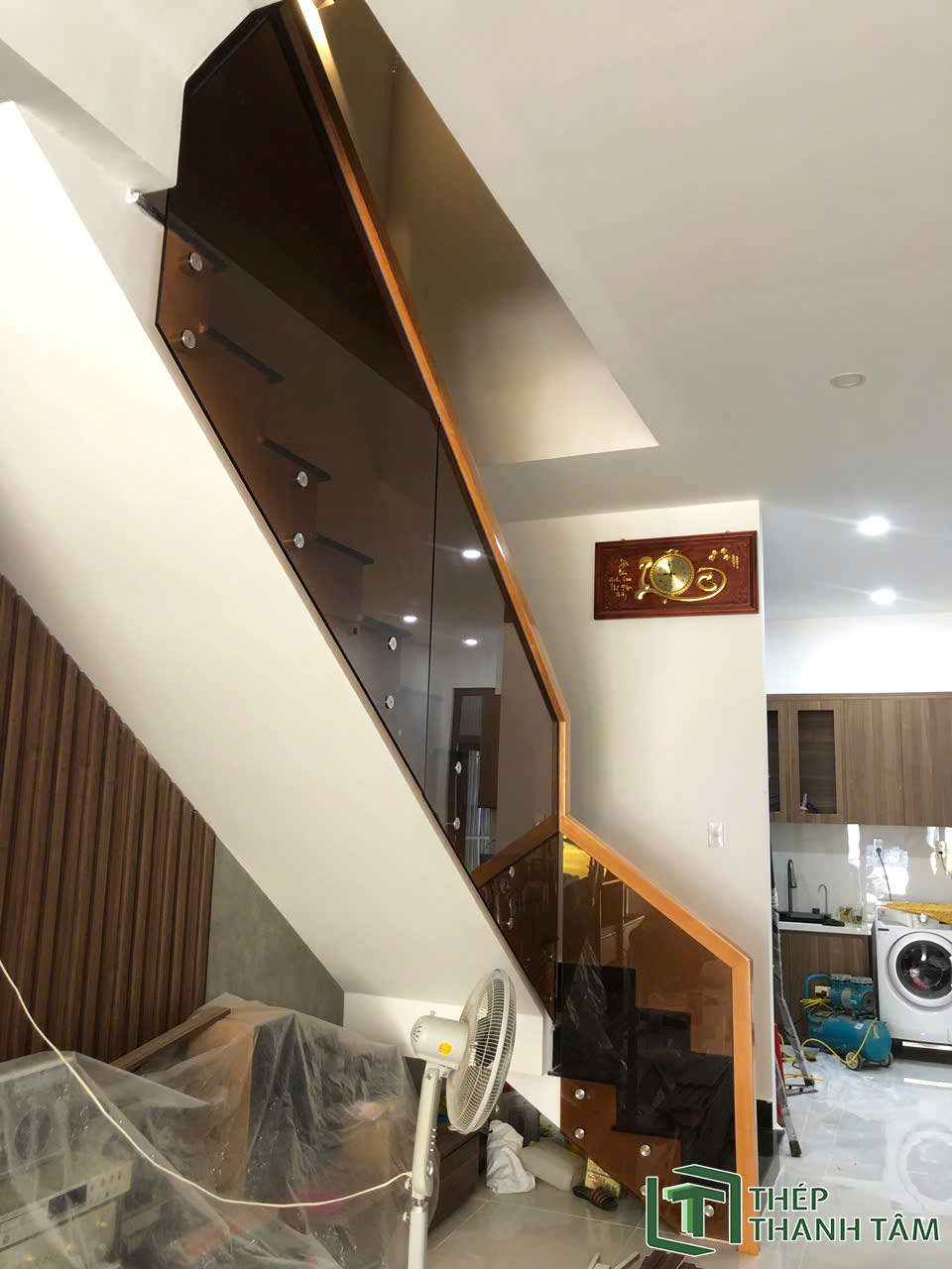 CẦU THANG KÍNH MÀU TRÀ